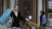anne-hathaway-shopping (1).gif