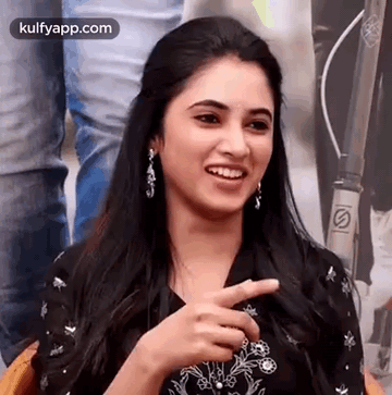 cute-smile-priyanka-arul-mohan (1).gif
